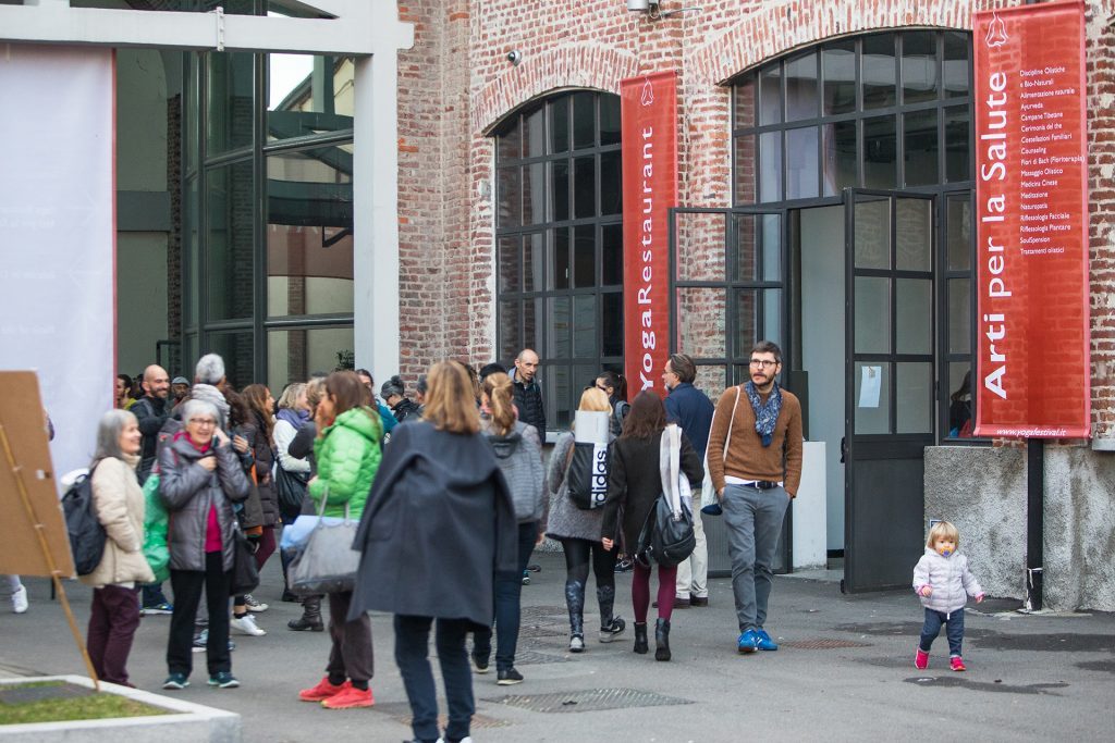 Niccolò Branca, tra il pubblico del Festival, all'ingresso dello Yoga Restaurant.